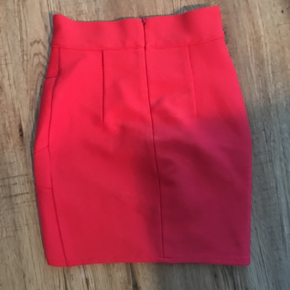 Form-fitting Skirt - Picture 2 of 2